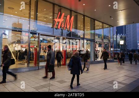 Warschau, Polen - 14. Januar 2019: H&M-Geschäft, Bekleidungseinzelhandel in der Innenstadt nachts Stockfoto