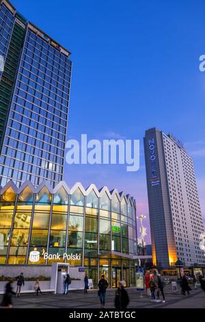 Warschau, Polen - 14. Januar 2020: Rotundgebäude der PKO BP Bank Polski und Novotel Hotel in der Innenstadt in der Abenddämmerung Stockfoto