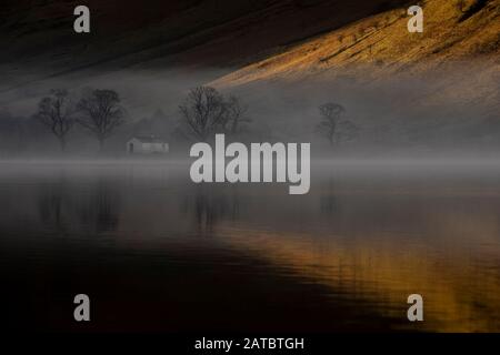 Morgendämmerung um Buttermere, dem See im englischen Lake District in Nordwestengland. Das angrenzende Dorf Buttermere trägt seinen Namen vom See. Stockfoto