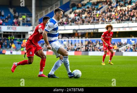 Das Kiyan Prince Foundation Stadium, London, Großbritannien. Februar 2020. Dominic Ball der Queens Park Rangers mit dem Ball während des EFL Sky Bet Championship Matches zwischen Queens Park Rangers und Bristol City im Kiyan Prince Foundation Stadium, London, England am 1. Februar 2020. Foto von Phil Hutchinson. Nur redaktionelle Nutzung, Lizenz für kommerzielle Nutzung erforderlich. Keine Verwendung bei Wetten, Spielen oder einer einzelnen Club-/Liga-/Spielerpublikationen. Kredit: UK Sports Pics Ltd/Alamy Live News Stockfoto