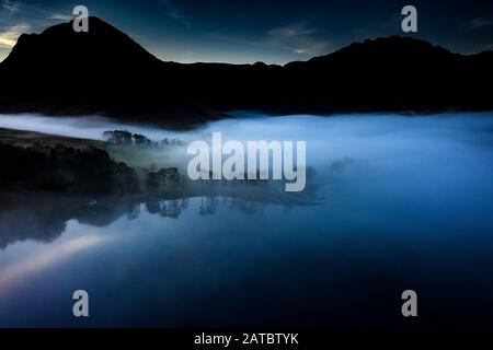 Eyriel schoss auf Buttermere, den See im englischen Lake District in Nordwestengland. Das angrenzende Dorf Buttermere hat seinen Namen von der Lank Stockfoto