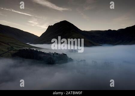 Eyriel schoss auf Buttermere, den See im englischen Lake District in Nordwestengland. Das angrenzende Dorf Buttermere hat seinen Namen von der Lank Stockfoto