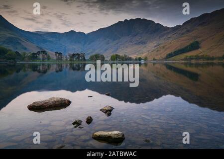 Morgendämmerung um Buttermere, dem See im englischen Lake District in Nordwestengland. Das angrenzende Dorf Buttermere trägt seinen Namen vom See. Stockfoto