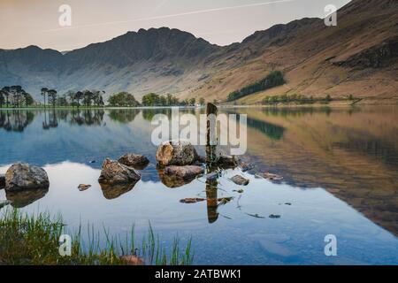 Morgendämmerung um Buttermere, dem See im englischen Lake District in Nordwestengland. Das angrenzende Dorf Buttermere trägt seinen Namen vom See. Stockfoto