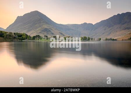 Morgendämmerung um Buttermere, dem See im englischen Lake District in Nordwestengland. Das angrenzende Dorf Buttermere trägt seinen Namen vom See. Stockfoto