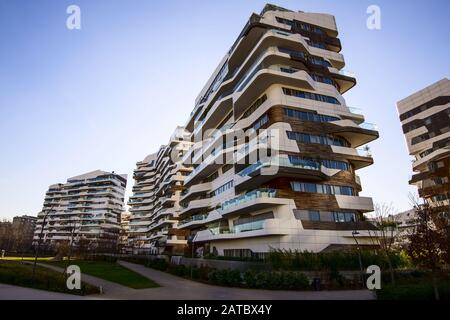 Mailand, ITALIEN - 31. JANUAR 2020: CityLife Hadid Residences Gebäude von Zaha Hadid. Das neue Gewerbe- und Wohngebiet in Mailand. Stockfoto