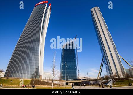 Mailand, ITALIEN - 31. JANUAR 2020: Drei Turmhochhäuser Generali Hadid Tower, Allianz Isozaki Tower und PWC Libeskind Tower in Mil im Bau Stockfoto