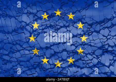 Flagge der Europäischen Union EU mit zerbrochener oder gerissener Glastextur - europa Krisenzusammenbruch oder Desintegrationskonzept Stockfoto