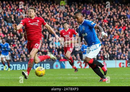 Glasgow, Großbritannien. Februar 2020. Der Rangers FC spielte Aberdeen auf dem Heimstadion der Glasgower Mannschaften im Ibrox-Fußballstadion in einem Spiel der Scottish Premiere League. Die letzten beiden Spiele zwischen diesen Mannschaften führten zu einem 5 - 0-Sieg für die Rangers in Ibrox und einem 2 - 2-Unentschieden in Pittodrie, Aberdeens Heimatstadion, so dass dies in den Ligapunkten ein wichtiges Spiel für beide Mannschaften ist. Das Spiel endete 0 - 0. Credit: Findlay/Alamy Live News Stockfoto