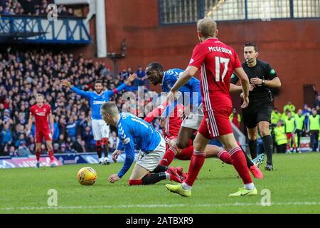 Glasgow, Großbritannien. Februar 2020. Der Rangers FC spielte Aberdeen auf dem Heimstadion der Glasgower Mannschaften im Ibrox-Fußballstadion in einem Spiel der Scottish Premiere League. Die letzten beiden Spiele zwischen diesen Mannschaften führten zu einem 5 - 0-Sieg für die Rangers in Ibrox und einem 2 - 2-Unentschieden in Pittodrie, Aberdeens Heimatstadion, so dass dies in den Ligapunkten ein wichtiges Spiel für beide Mannschaften ist. Das Spiel endete 0 - 0. Credit: Findlay/Alamy Live News Stockfoto