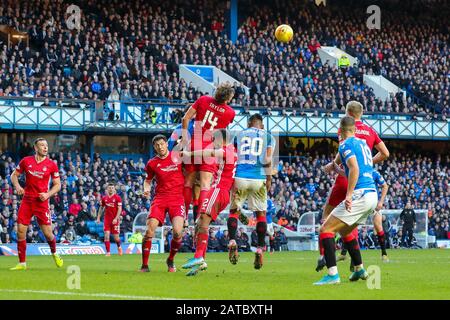 Glasgow, Großbritannien. Februar 2020. Der Rangers FC spielte Aberdeen auf dem Heimstadion der Glasgower Mannschaften im Ibrox-Fußballstadion in einem Spiel der Scottish Premiere League. Die letzten beiden Spiele zwischen diesen Mannschaften führten zu einem 5 - 0-Sieg für die Rangers in Ibrox und einem 2 - 2-Unentschieden in Pittodrie, Aberdeens Heimatstadion, so dass dies in den Ligapunkten ein wichtiges Spiel für beide Mannschaften ist. Das Spiel endete 0 - 0. Credit: Findlay/Alamy Live News Stockfoto