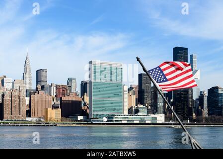 Panoramablick auf Murray Hill in Midtown Manhattan mit Sitz in der United Nation und Chrysler Building aus Brooklyn Stockfoto