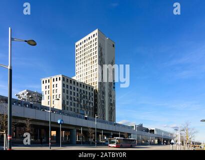 Wien, Wien: 84 m hoher Holzhochhaus oho Holzhochhaus, höchster Holzhochhaus der Welt, U-Bahn, im neuen Stadtteil Seestadt Aspern im 22. Tun Stockfoto