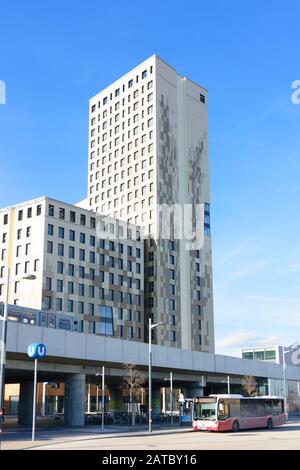 Wien, Wien: 84 m hoher Holzhochhaus oho Holzhochhaus, höchster Holzhochhaus der Welt, U-Bahn, im neuen Stadtteil Seestadt Aspern im 22. Tun Stockfoto