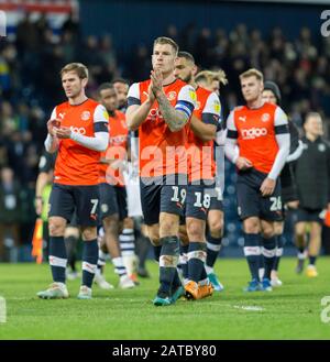 Februar 2020; The Hawthorns, West Bromwich, West Midlands, England; English Championship Football, West Bromwich Albion versus Luton Town; Luton Spieler klatschen, um den Anhängern nach dem Abpfiff zu danken - Streng genommen nur redaktionelle Verwendung. Keine Verwendung mit nicht autorisierten Audio-, Video-, Daten-, Regallisten-, Club-/Liga-Logos oder Live-Diensten. Die Online-Nutzung ist auf 120 Bilder beschränkt, keine Videoemulation. Keine Verwendung bei Wetten, Spielen oder Einzelspielen/Liga/Player-Veröffentlichungen Stockfoto