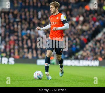 Februar 2020; The Hawthorns, West Bromwich, West Midlands, England; English Championship Football, West Bromwich Albion versus Luton Town; Callum McManaman of Luton Town mit dem Ball zu seinen Füßen - Streng genommen nur redaktionelle Verwendung. Keine Verwendung mit nicht autorisierten Audio-, Video-, Daten-, Regallisten-, Club-/Liga-Logos oder Live-Diensten. Die Online-Nutzung ist auf 120 Bilder beschränkt, keine Videoemulation. Keine Verwendung bei Wetten, Spielen oder Einzelspielen/Liga/Player-Veröffentlichungen Stockfoto