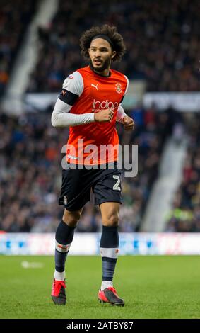 Februar 2020; The Hawthorns, West Bromwich, West Midlands, England; English Championship Football, West Bromwich Albion versus Luton Town; Jesaja Brown of Luton Town während des Spiels - Streng redaktioneller Gebrauch. Keine Verwendung mit nicht autorisierten Audio-, Video-, Daten-, Regallisten-, Club-/Liga-Logos oder Live-Diensten. Die Online-Nutzung ist auf 120 Bilder beschränkt, keine Videoemulation. Keine Verwendung bei Wetten, Spielen oder Einzelspielen/Liga/Player-Veröffentlichungen Stockfoto