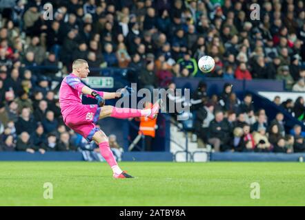 Februar 2020; The Hawthorns, West Bromwich, West Midlands, England; English Championship Football, West Bromwich Albion versus Luton Town; West Bromwich Albion Torhüter Sam Johnstone kicking the Ball Down Field - Streng genommen nur redaktionelle Verwendung. Keine Verwendung mit nicht autorisierten Audio-, Video-, Daten-, Regallisten-, Club-/Liga-Logos oder Live-Diensten. Die Online-Nutzung ist auf 120 Bilder beschränkt, keine Videoemulation. Keine Verwendung bei Wetten, Spielen oder Einzelspielen/Liga/Player-Veröffentlichungen Stockfoto