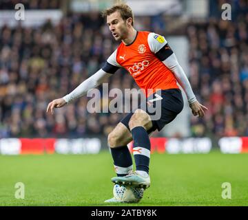 Februar 2020; The Hawthorns, West Bromwich, West Midlands, England; English Championship Football, West Bromwich Albion versus Luton Town; Callum McManaman von Luton Town drehen sich schnell mit dem Ball zu seinen Füßen - Streng genommen nur redaktionelle Verwendung. Keine Verwendung mit nicht autorisierten Audio-, Video-, Daten-, Regallisten-, Club-/Liga-Logos oder Live-Diensten. Die Online-Nutzung ist auf 120 Bilder beschränkt, keine Videoemulation. Keine Verwendung bei Wetten, Spielen oder Einzelspielen/Liga/Player-Veröffentlichungen Stockfoto