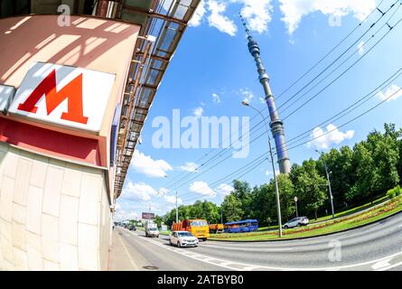 Moskau, Russland - 8. Juli 2019: Teletsentr-Station der Moskauer Monorail-Straße mit Blick auf den Ostankino-Turm im Sommer am sonnigen Tag im Hintergrund Stockfoto