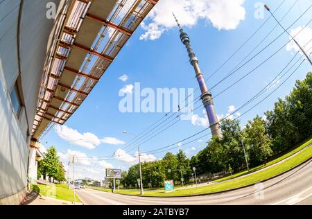 Moskau, Russland - 8. Juli 2019: Teletsentr-Station der Moskauer Monorail-Straße mit Blick auf den Ostankino-Turm im Sommer am sonnigen Tag im Hintergrund Stockfoto