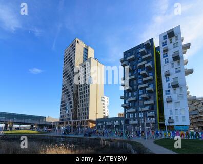 Wien, Wien: 84 m hoher Holzhochhaus oho Holzhochhaus (links), höchster Holzhochhaus der Welt, im neuen Stadtteil Seestadt Aspern, andere apa Stockfoto