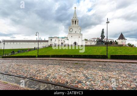 Kasan, Russland - 10. Juni 2018: Spasskaja-Turm des Kasaner Kreml mit großer Uhr und Stern auf der Spitze. Republik Tatarstan, Russland Stockfoto