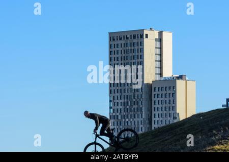 Wien, Wien: 84 m hoher Holzhochhaus oho Holzhochhaus, höchster Holzhochhaus der Welt, im neuen Stadtteil Seestadt Aspern, Bergbiker i Stockfoto
