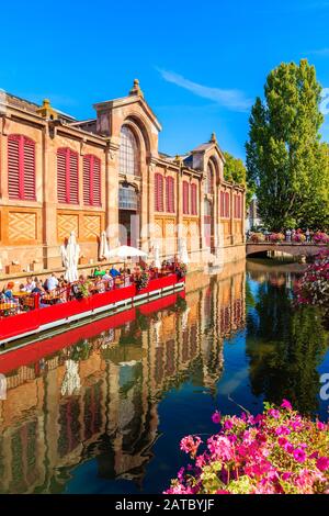 Colmar, FRANKREICH - 20. Sept. 2019: Menschen auf Restaurantterrasse am Kanalufer im Dorf Colmar, Little Venice, Alsace Wine Route, Frankreich. Stockfoto