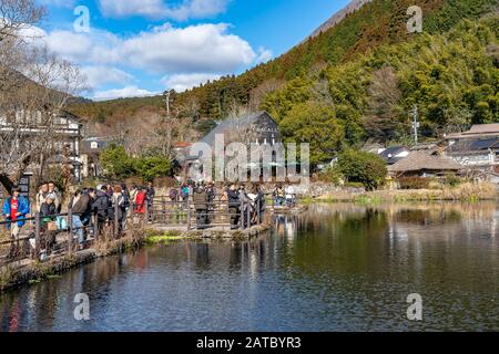 Golden Scale Lake und Yufu Mountain im Winter sonnig mit klarem blauen Himmel. Dieser beliebte Sightseeing-Spot wird häufig von Touristen angesehen und fotografiert Stockfoto