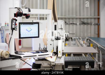 Holzbearbeitungsmaschine mit Monitor in einer Fabrik. Holz- und Holzwerkstoffindustrie. Stockfoto