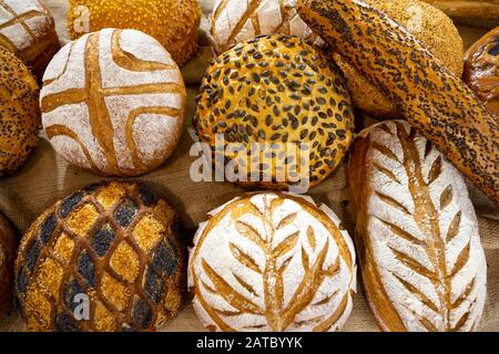 Verschiedene Brotsorten von oben gesehen. Stockfoto