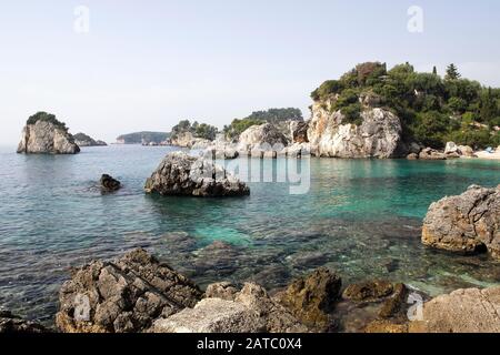 Die ionische Küstenlinie in der Nähe von Parga im Nordwesten Griechenlands, hier in einer felsigen Bucht mit kleinen Hotels. Stockfoto