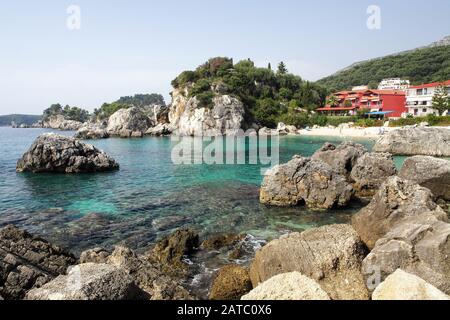 Die ionische Küstenlinie in der Nähe von Parga im Nordwesten Griechenlands, hier in einer felsigen Bucht mit kleinen Hotels. Stockfoto