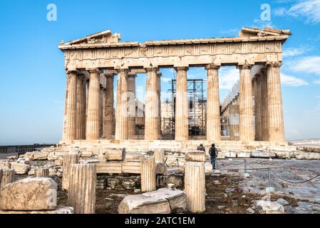 Parthenon auf dem Akropolishügel, Athen, Griechenland. Es ist ein Wahrzeichen Athens. Antike griechische Ruinen im Zentrum Athens im Sommer. Touristen sehen sich den berühmten an Stockfoto