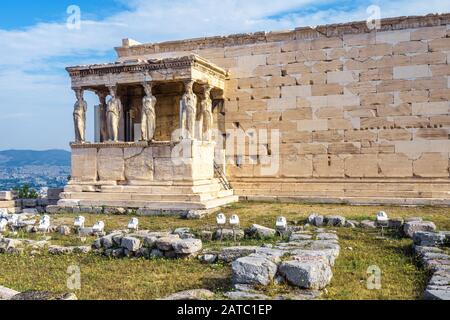 Erechtheion Tempel mit Caryatid Veranda auf der Akropolis, Athen, Griechenland. Berühmte Akropolis Hügel ist ein Wahrzeichen von Athen. Antike griechische Ruinen in An Stockfoto