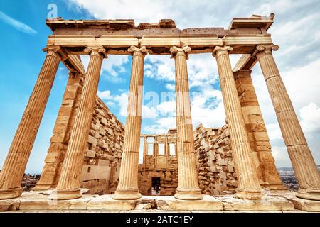 Erechtheion-Tempel auf der Akropolis, Athen, Griechenland. Es ist eines der wichtigsten Wahrzeichen Athens. Klassische altgriechische Architektur im Zentrum Athens. Antiker r Stockfoto