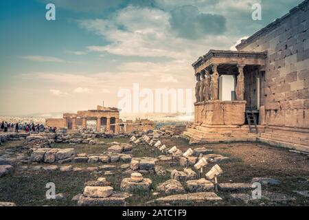 Panoramablick auf die Ruinen auf der Akropolis von Athen, Griechenland. Echtheion-Tempel mit Caryatid-Vorhalle im Vordergrund. Antike griechische Gebäude an der t Stockfoto