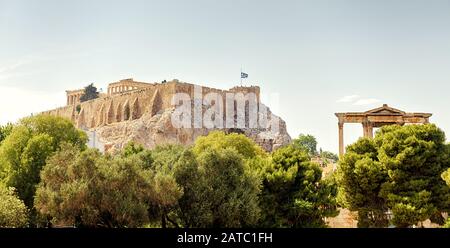 Panoramablick auf den Akropolishügel, Athen, Griechenland. Es ist die wichtigste Touristenattraktion Athens. Panorama-Panorama von Athen mit antiken griechischen Ruinen. Stockfoto