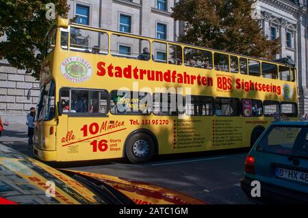 Gelber Sightseeing-Bus mit Touristen am Postdamer Platz im Zentrum Berlins Stockfoto