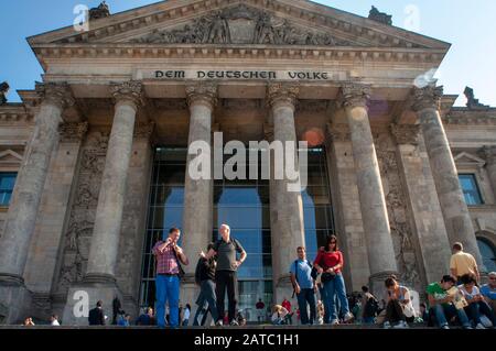 Die deutsche Inschrift Dem deutschen Volke, d.h. der deutschen Bevölkerung, die auf dem Portal von Bundestag oder im Berliner Reichstag, Deutschland Stockfoto