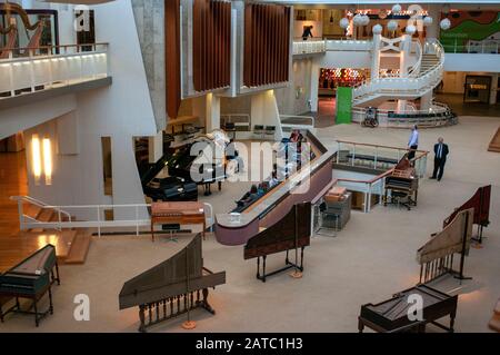 Cembalos im Musikinstrumenten-Museum oder Musikinstrumenten-Museum Mitte Berlin ausgestellt, wurde die ohnehin schon überfüllte Stadt noch mehr Stockfoto