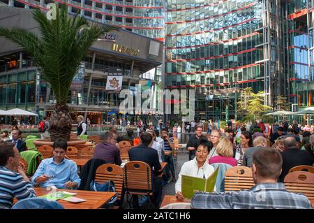 Cinemes und Restaurants im Innenatrium des Sony Centers am Potsdamer Platz in Berlin Stockfoto