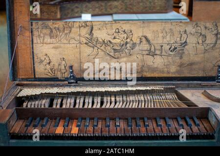 Cembalos im Musikinstrumenten-Museum oder Musikinstrumenten-Museum Mitte Berlin ausgestellt, wurde die ohnehin schon überfüllte Stadt noch mehr Stockfoto