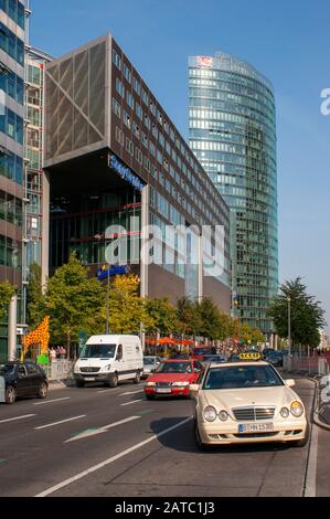 Taxi vor Der Riesigen Lego Giraffe hinter dem Sony Center am Berliner Potsdamer Platz, Deutschland Stockfoto