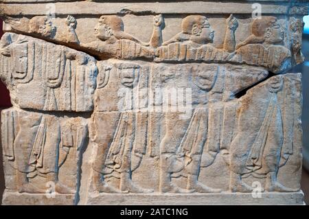 Cinerary Urne mit Deckel: Reciclining Man with Omphalos Bowl. Altes Museum, Berlin, Deutschland. Der Sarkophag wurde in der Nähe von Perugia, Italien, gefunden. Stockfoto