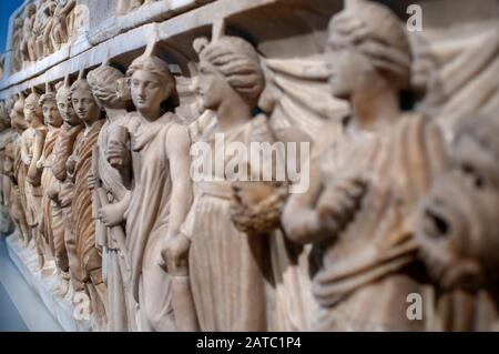 Sarkophagrelief mit Apollo, Minerva und Musen, Marmor, um 200 n. Chr. Altes Museum, Berlin, Deutschland. Stockfoto