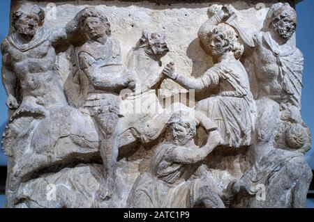 Cinerary Urne mit Deckel: Reciclining Man with Omphalos Bowl. Altes Museum, Berlin, Deutschland. Der Sarkophag wurde in der Nähe von Perugia, Italien, gefunden. Stockfoto