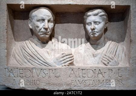 Grabenrelief von Publius Aiedius Amphio und Seiner Frau Aiedia, 30 v. Chr. Altes Museum, Berlin, Deutschland. Stockfoto