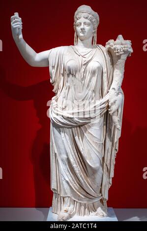 Statue der Vergöttlichten Empress Livia. Römische Marmorstatue aus dem Theater von Falerii, Italien, 42-54 n. Chr. Altes Museum, Berlin, Deutschland. Stockfoto